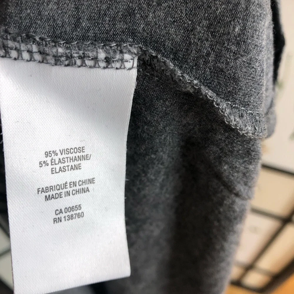 Reitman’s | Women’s Oversized V-Neck T-Shirt. Monochrome Lys Prints. Size Small. - Picture 6 of 6